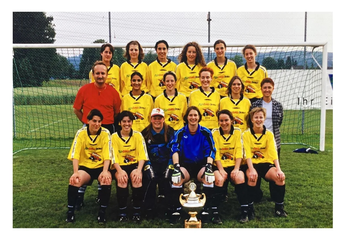 Eine Equipe mit grossem Zusammenhalt: Teamfoto inklusive Meisterpokal. FC Schwerzenbach Meistertitel 1999