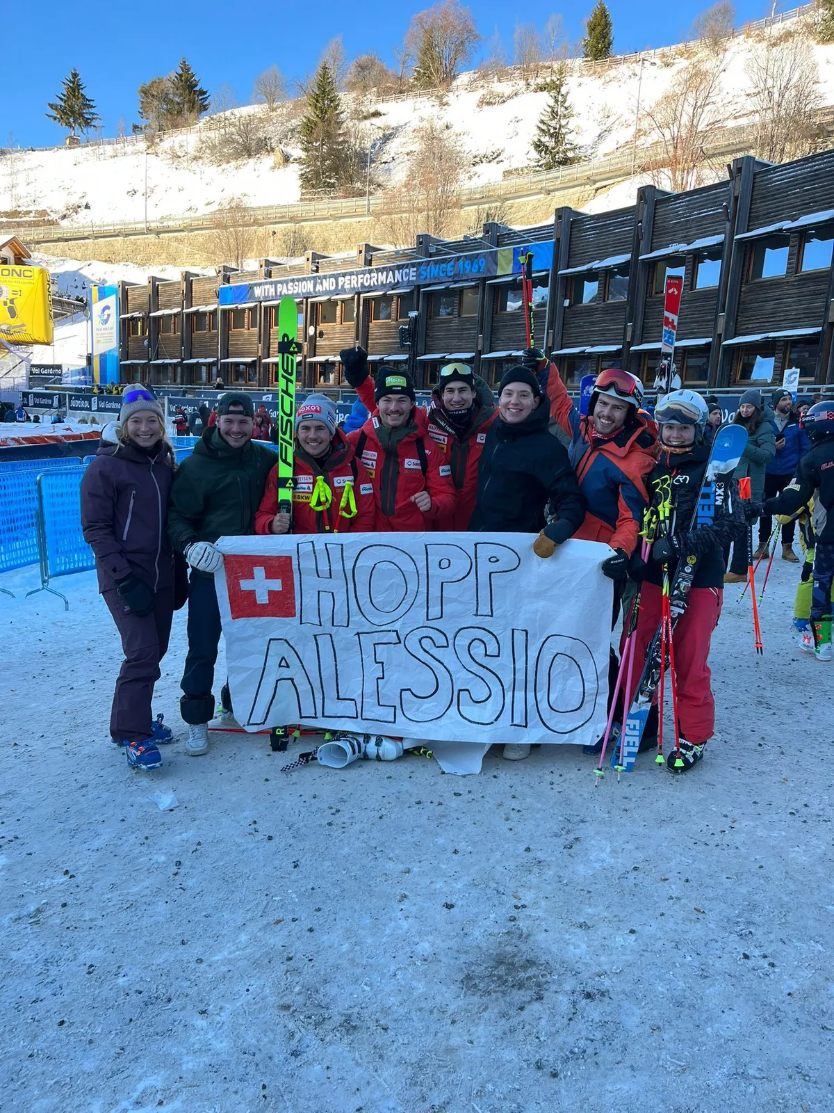 Alessio Miggiano (Vierter von links) mit Skifreunden im Zielraum in Gröden. Alessio Miggiano