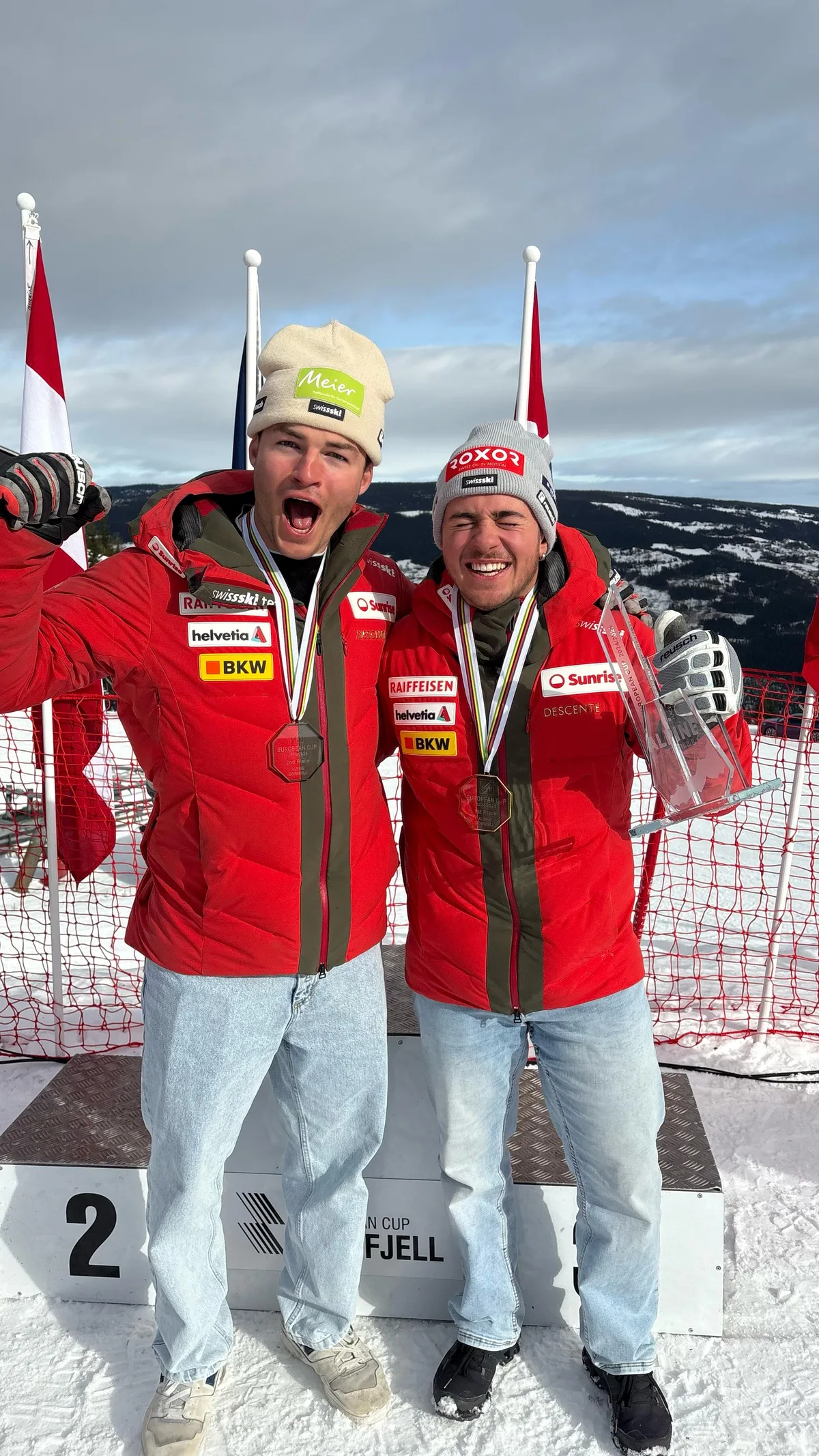 Die guten Freunde feiern zusammen: Alessio Miggiano (links) und Livio Hiltbrand am Europacup-Final in Kvitfjell. Alessio Miggiano (links) und Livio Hiltbrand am Europacup-Final 2025 in Kvitfjell
