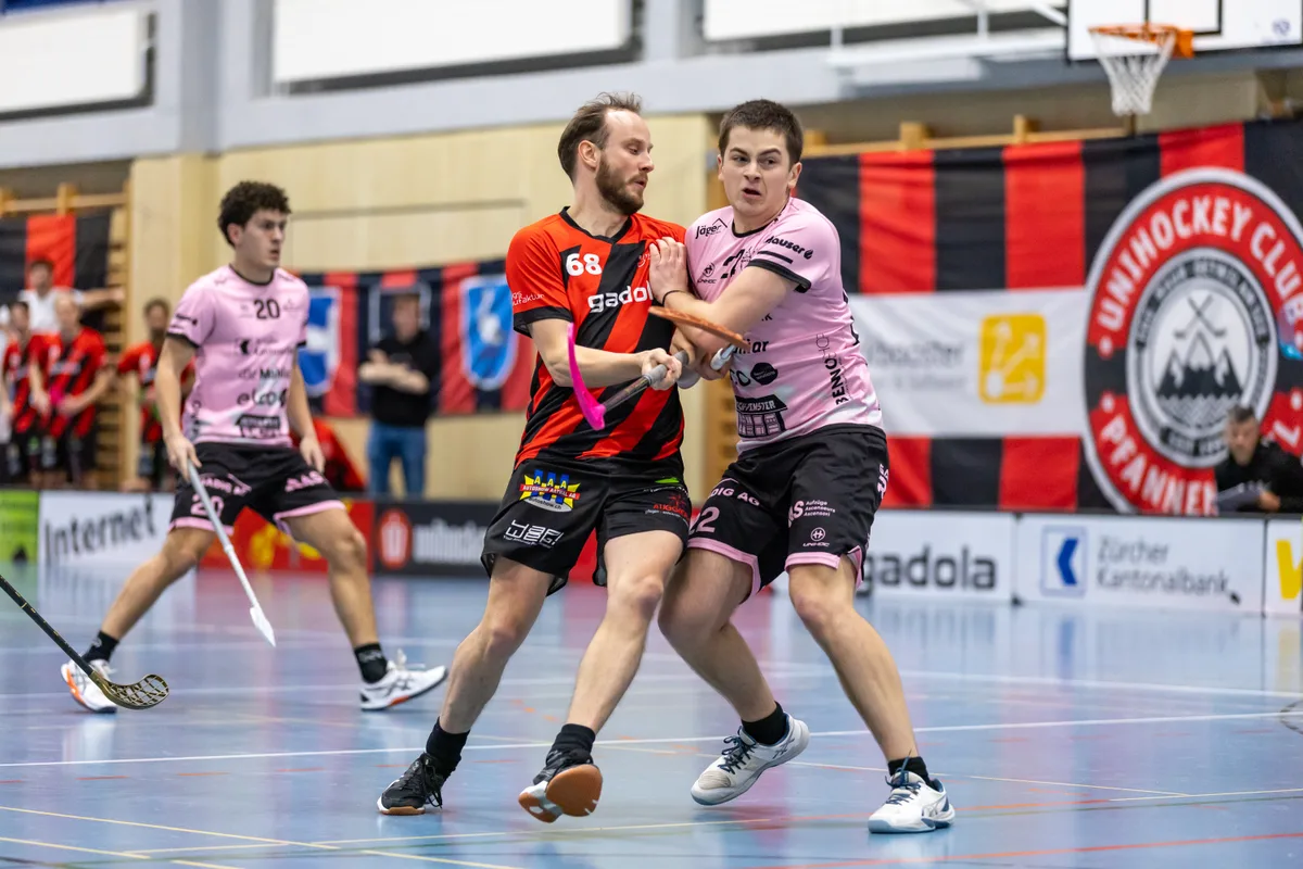 Florian Hafner, UHC Pfannenstiel (links) im Duell mit Sarganserland