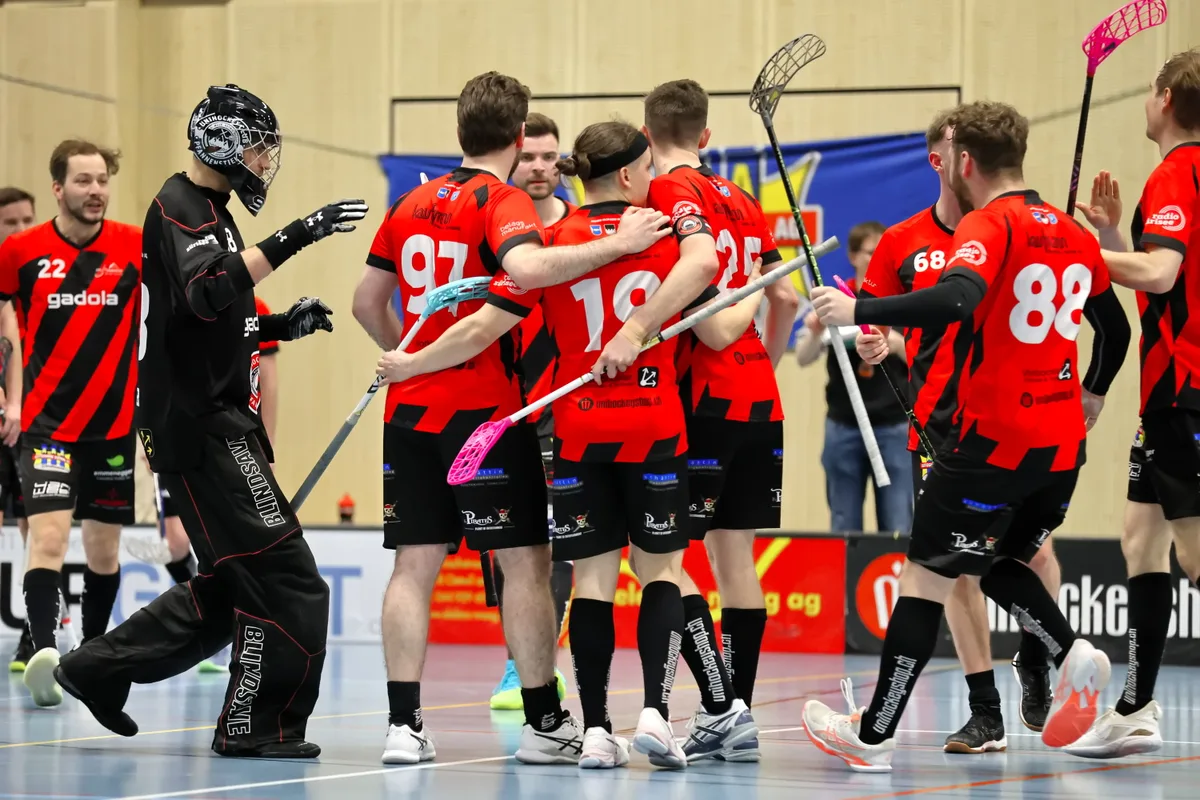 Die Spieler des UHC Pfannenstiel freuen sich über ein Tor gegen Grünenmatt.