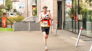 27523119-7 Der Deutsche Colin Kolbe war einer der ersten, der die Strecke in Uster unter die Füsse nahm.