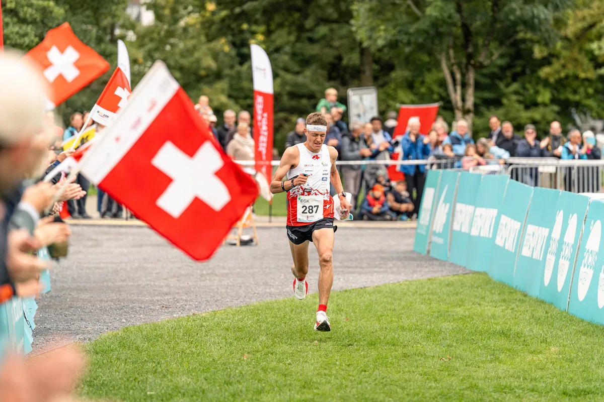 Matthias Kyburz lief als bester Schweizer im Sprint auf Rang 2. Ein OL-Läufer auf der Zielgerade, an den Abschrankungen stehen Zuschauer.
