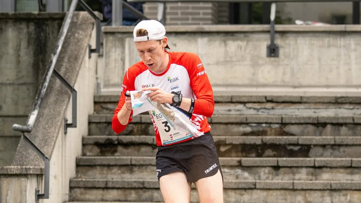 Riccardo Rancan durfte mit seinem 14. Platz zufrieden sein. Ein Mann rennt kartenlesend eine Treppe hinunter.
