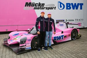 24175783-4 Julien Apothéloz (links) und Teamkollege Riccardo Cirelli im Team von Mücke Motorsport für die Saison 2024
