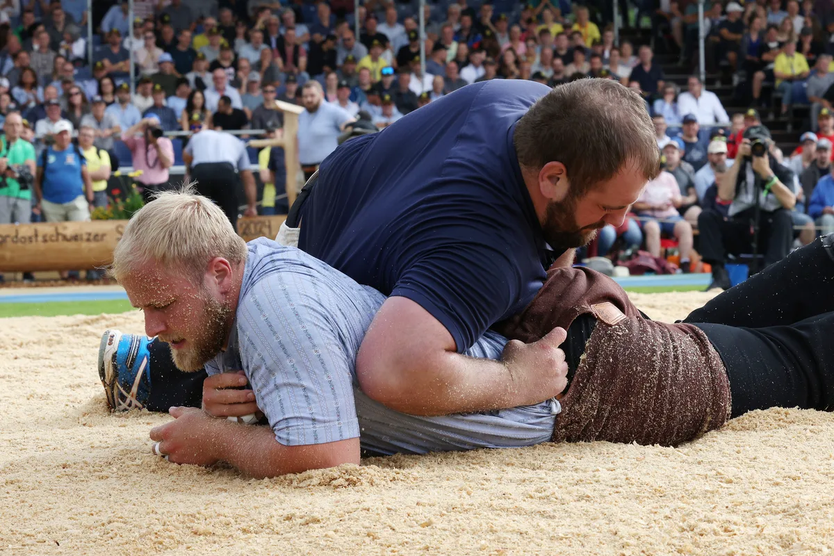 Meilen, Nordostschweizer Schwingfest NOS, Fabian Kindlimann (dunkelblau) aus dem Zürcher Oberland und Lars Voggensberger trennen sich im ersten Gang unentschieden.  30.6.2024  Bild: Sabine Rock