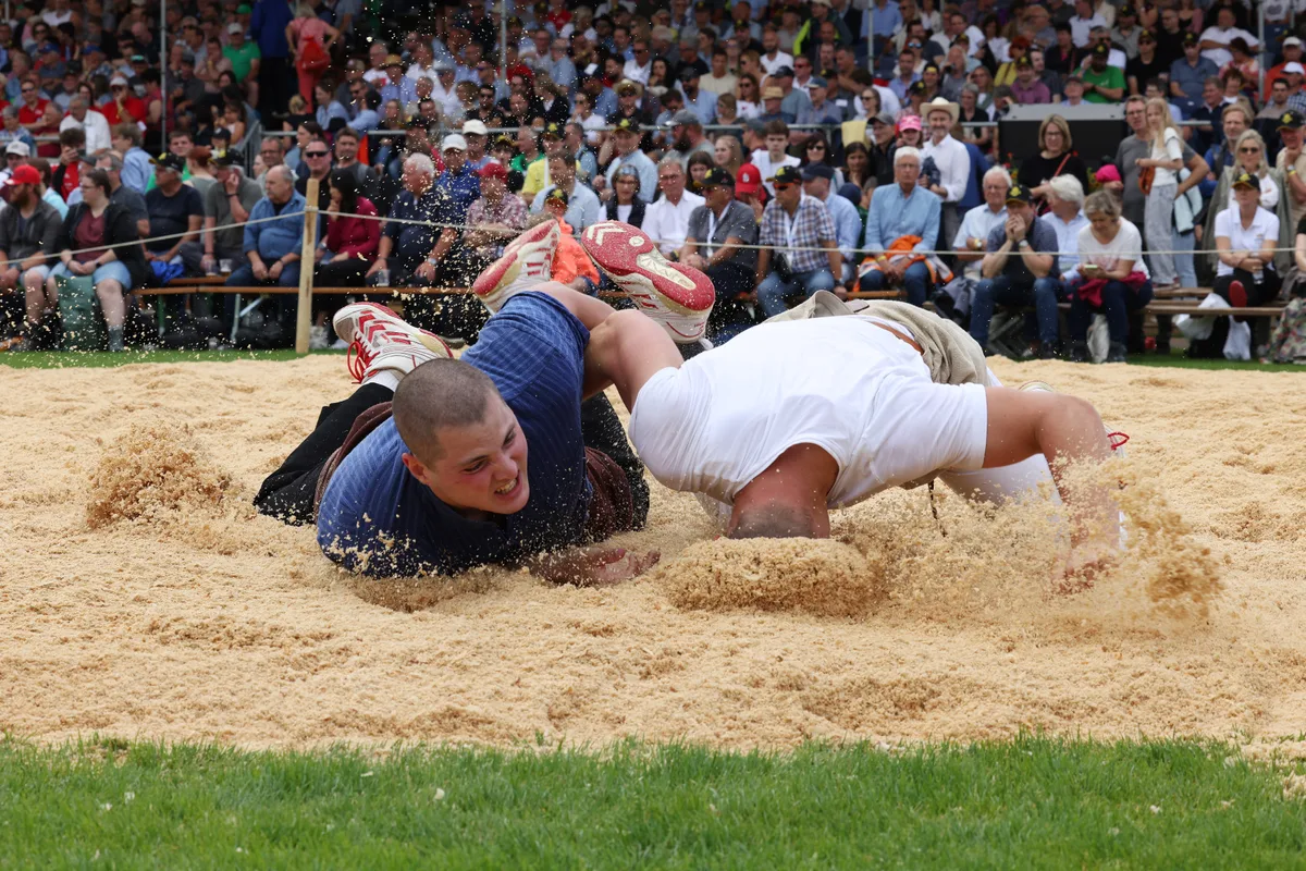 Meilen, Nordostschweizer Schwingfest NOS, Gian Maria Odermatt (blau) aus dem Zürcher Oberland lässt Patrik Feldmann aus Glarus Sägemehl schlucken.   30.6.2024  Bild: Sabine Rock