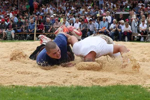 29603888-1 Meilen, Nordostschweizer Schwingfest NOS, Gian Maria Odermatt (blau) aus dem Zürcher Oberland lässt Patrik Feldmann aus Glarus Sägemehl schlucken. 30.6.2024 Bild: Sabine Rock