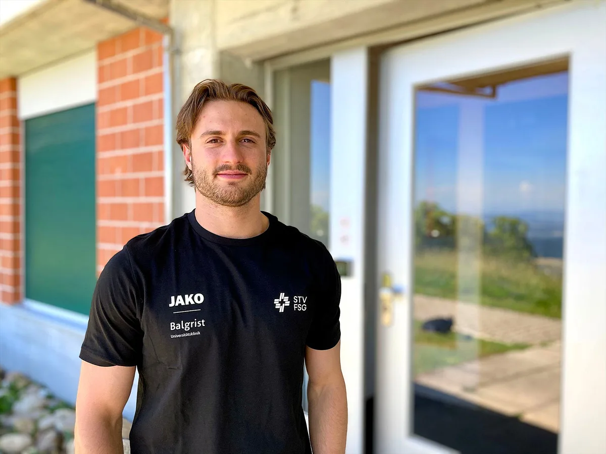Bisher lebte und trainierte er in den USA, seit kurzer Zeit ist er nun in Magglingen: Ian Raubal vor seiner Unterkunft. Bisher lebte und trainierte er in den USA, seit kurzer Zeit ist er nun in Magglingen: Ian Raubal vor seiner Unterkunft.