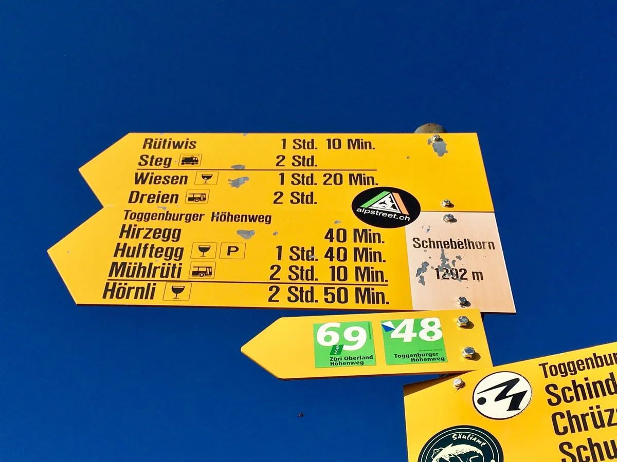 Wanderschilder auf einem Gipfel.