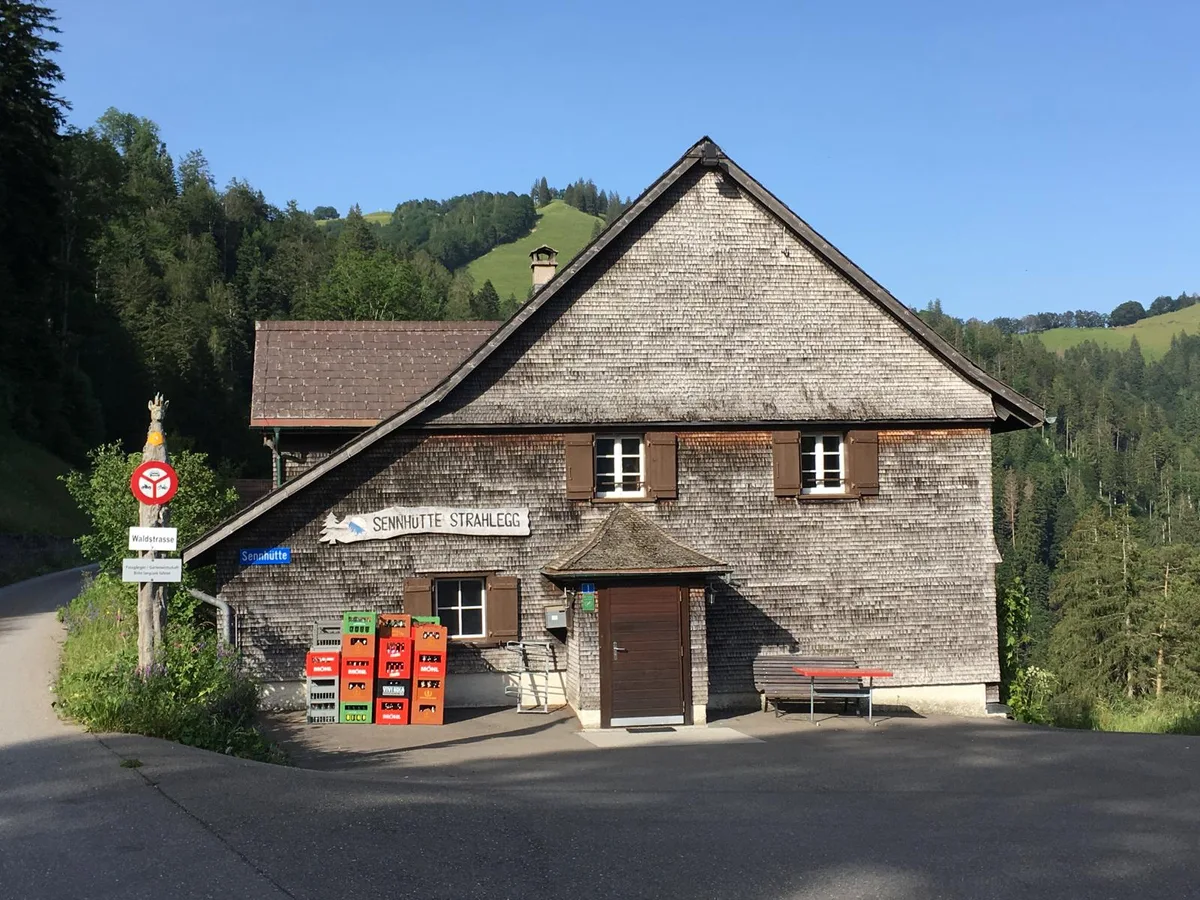 Ein älteres Holzhaus ist zu sehen.