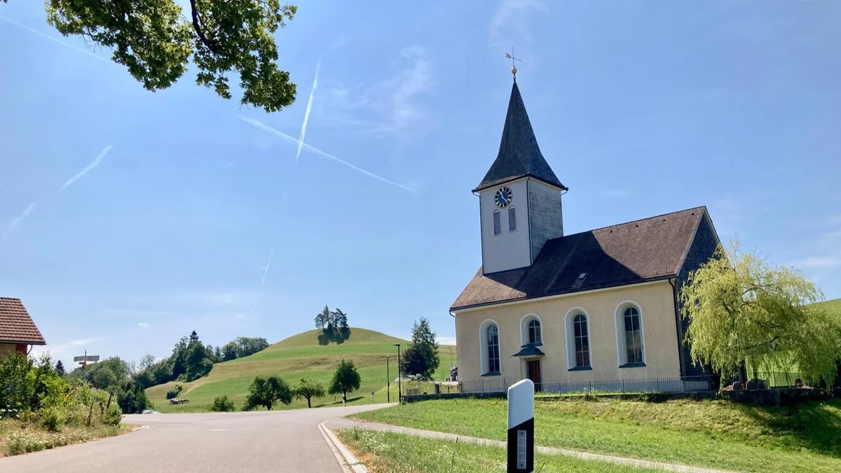 Eine Kirche direkt an der Strasse.