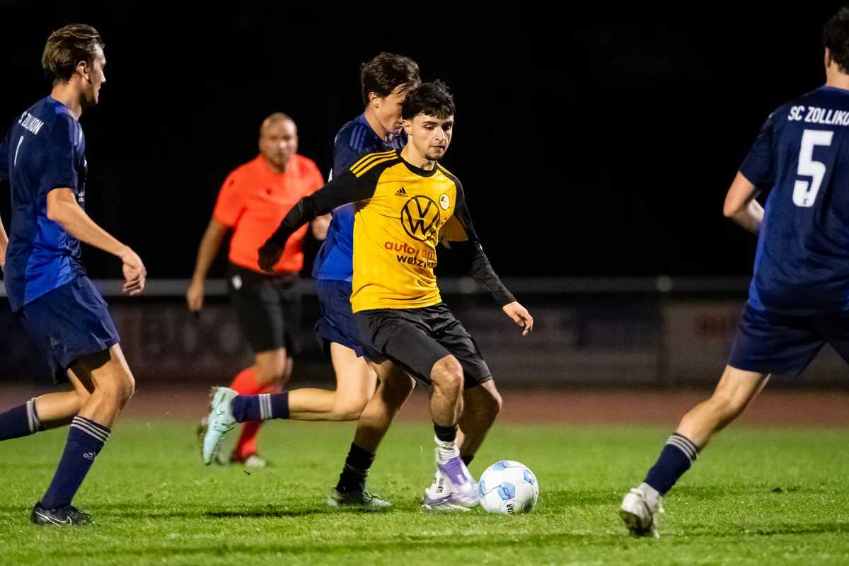 Erst 17 und doch schon bester Torschütze beim FCW: Erion Jusufi erzielte fünf Saisontore. Sportplatz Meierwiesen, Wetzikon, Erion Jusufi  gegen Zollikons Jason Mäder