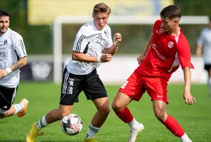21676600-2 Sportplatz Grünfeld, RJ Safik Alili gegen Uster Edis Smajovic