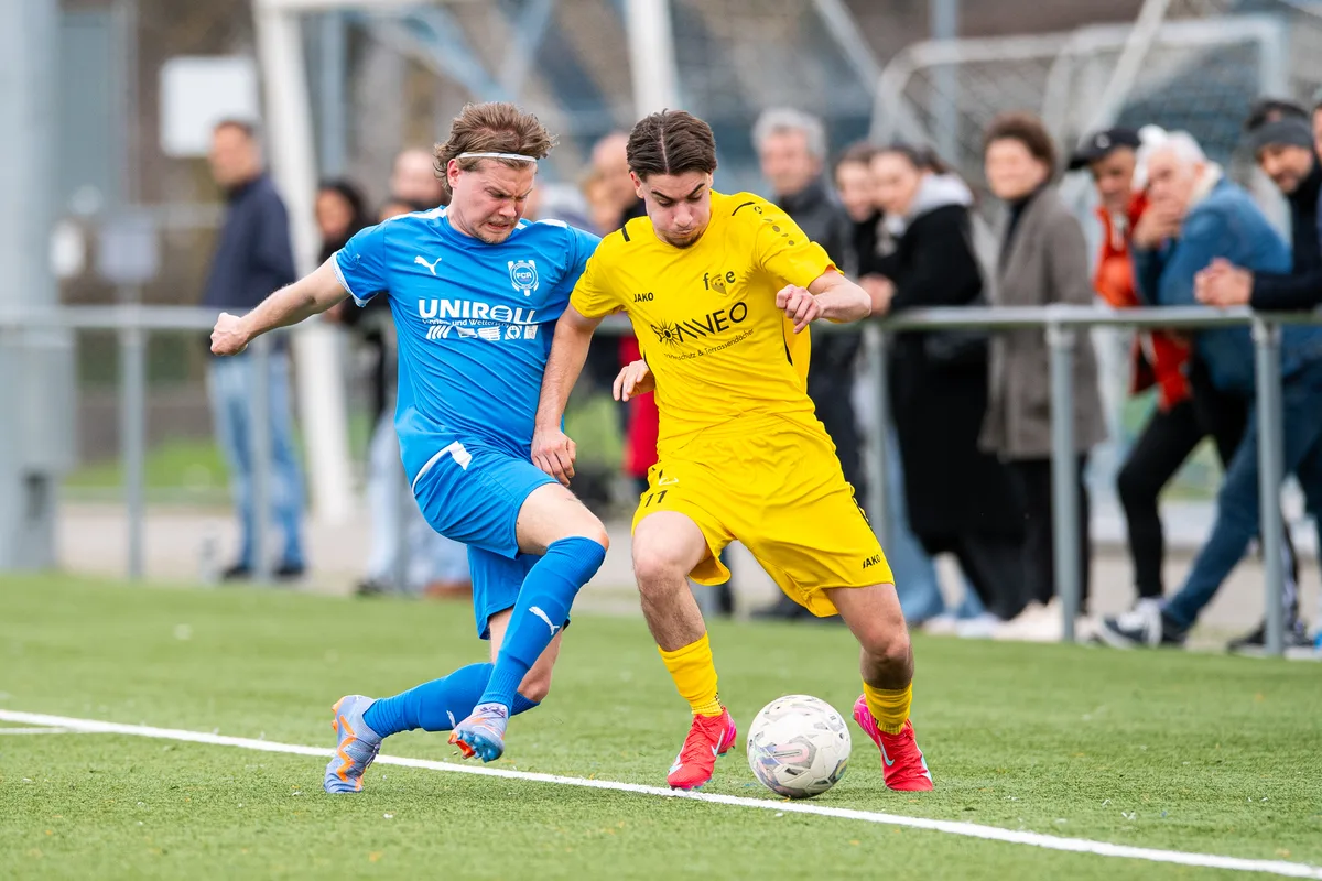 Eine Saison zum Vergessen: Der FC Effretikon (Claudio Minichiello, rechts) hat seinen Platz in der 3. Liga verloren. (Archiv) Effretikons Claudio Minichiello gegen Regensdorfs Sven Leemann