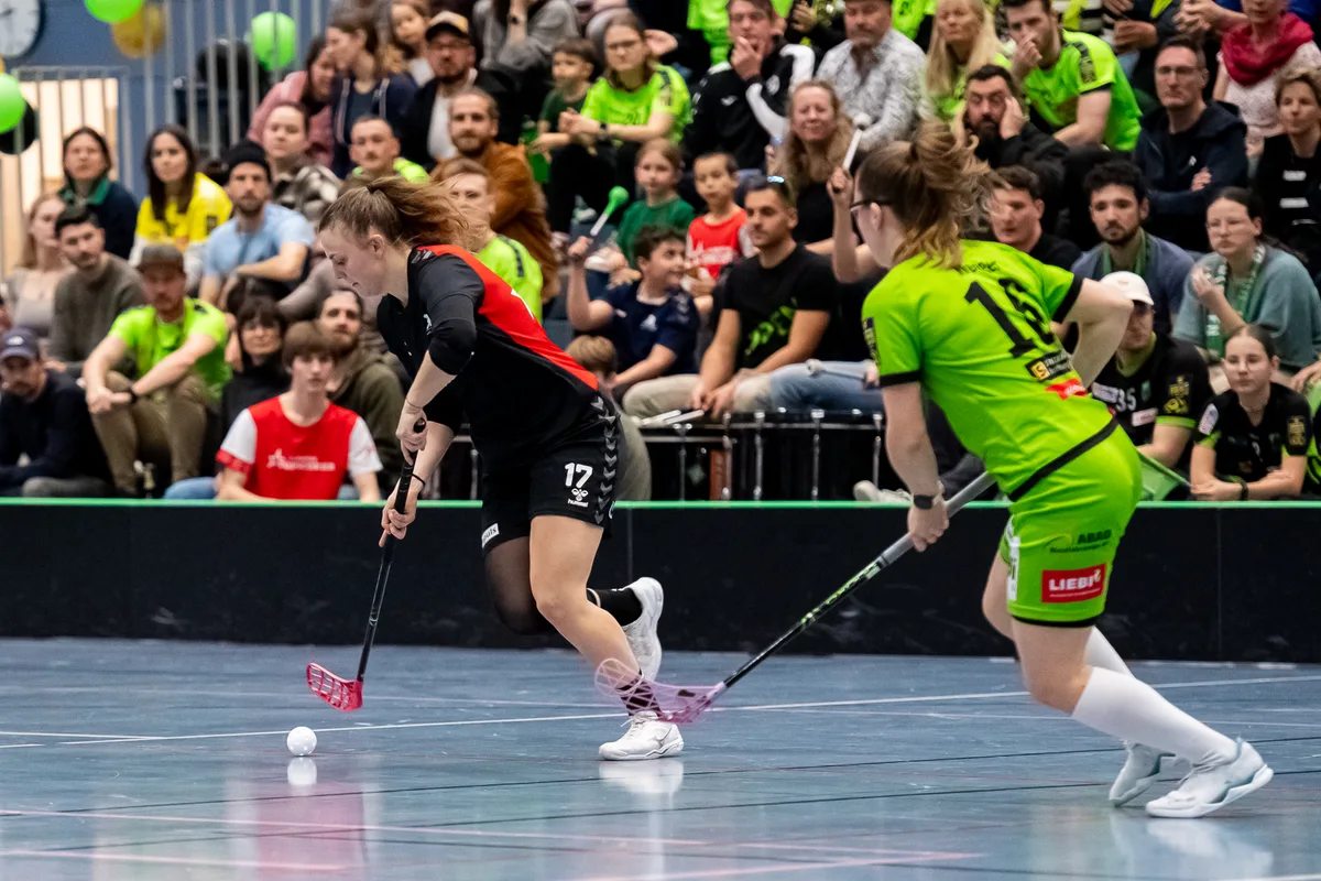 Der UHC Laupen (Yara Hofmann, links) hatte viel Ballbesitz und viele Chancen, blieb gegen Berner Oberland aber trotzdem auf der Strecke. Sporthalle Elba, Laupens Yara Hofmann gegen Beos Karin Wenger