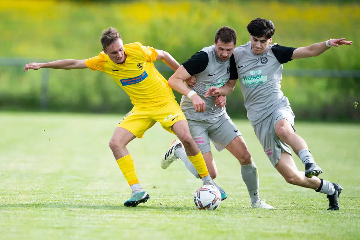 Sportplatz Grossriet, Greifensee Alec Wegmann gegen Herrliberg Deni Ochchaev und Ian Lustgarten(C)