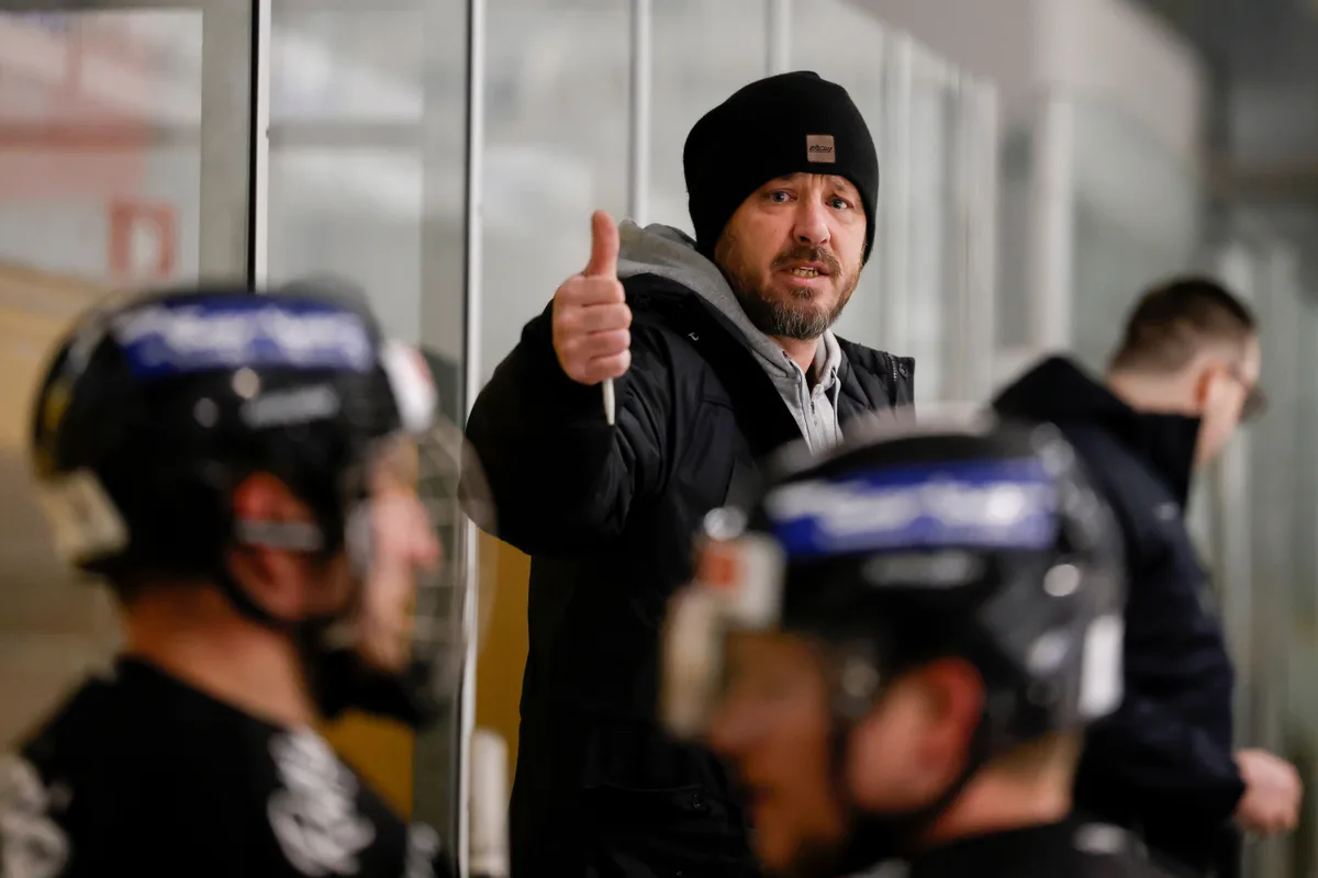 Alles klar: Christian Modes steht auch nächste Saison hinter der Bande des EHC Wetzikon.