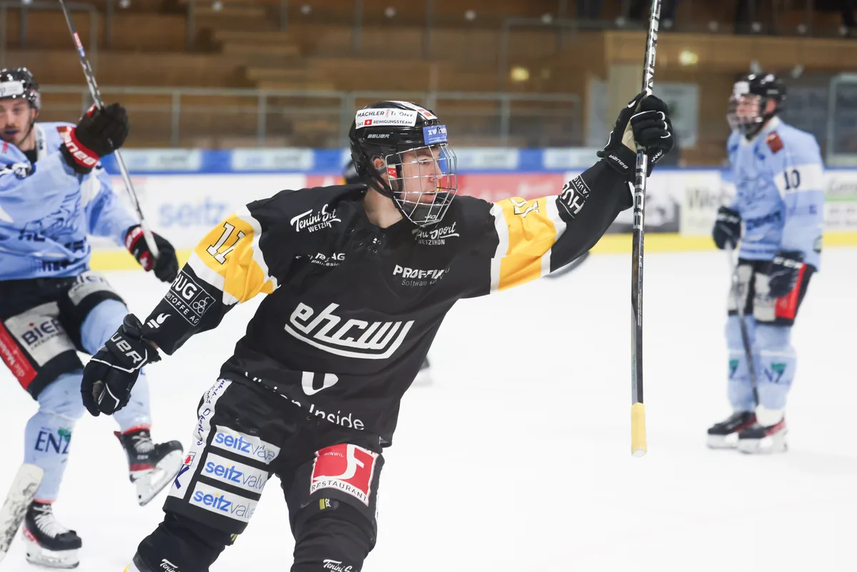 So kennt man Gian Andrea Thöny seit vielen Jahren: Der Stürmer des EHC Wetzikon bejubelt ein weiteres Tor. (Archiv) Jubel von Thöny Gian-Andrea