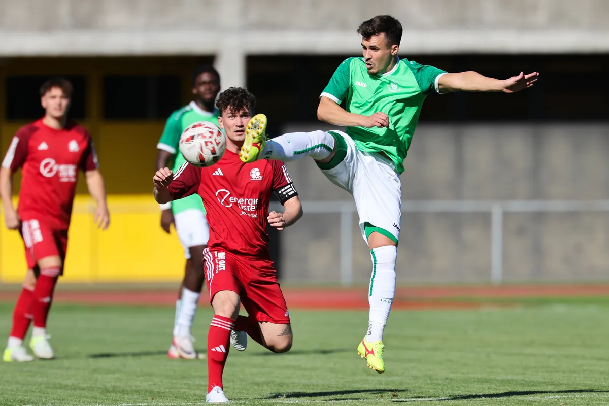 28800626-5 Der FC Uster (Patrick Schlatter, Mitte) erlitt einen Fehlstart in die Meisterschaft. (Archiv)