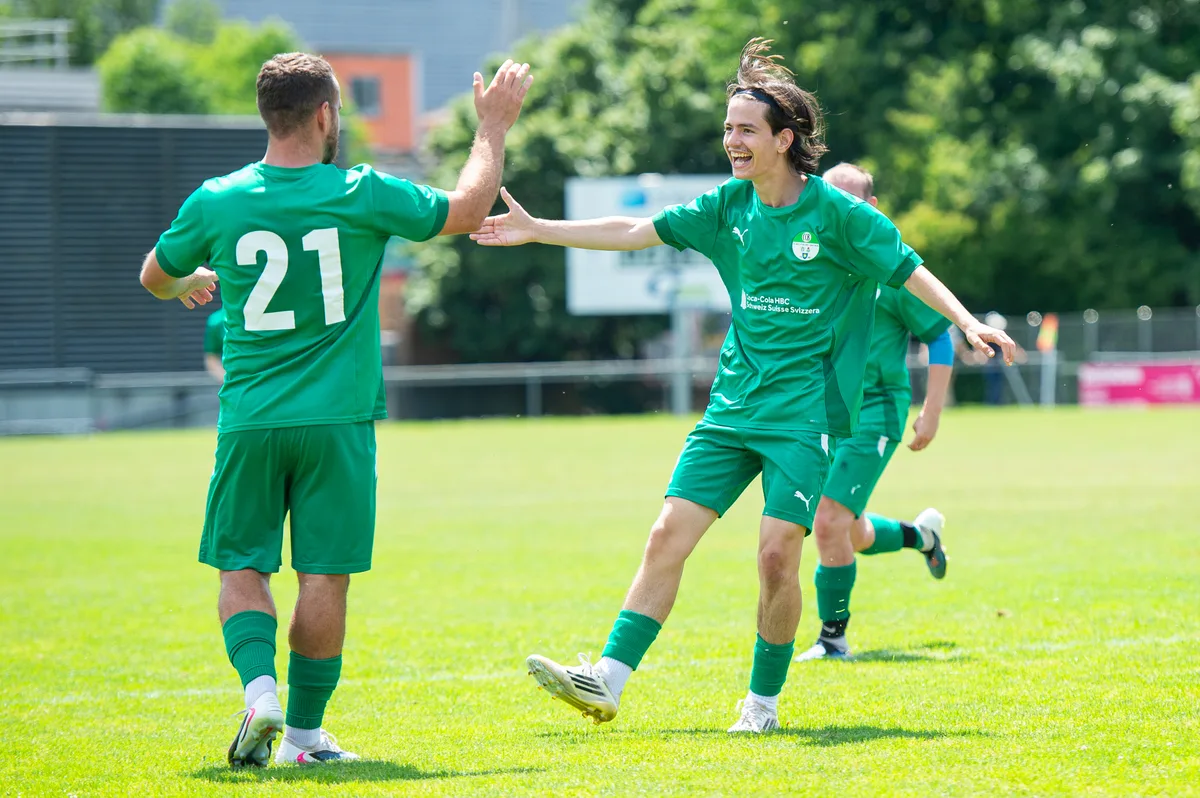 Brüttisellen in Jubellaune: Der FCB (rechts Federico Laterza) schoss gegen Embrach gleich sechs Tore. (Archiv)