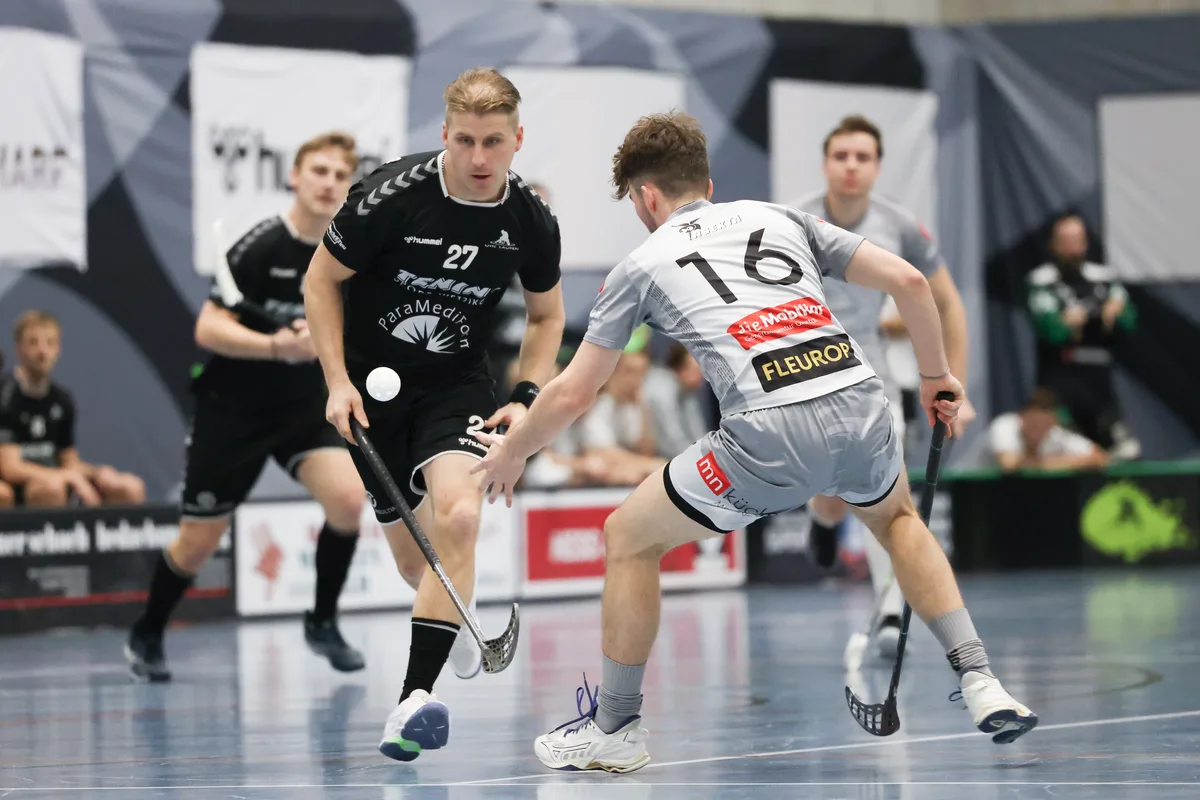Die Playoffs werden mit Sicherheit ohne den UHC Laupen (Lari Ylikarjula, links) stattfinden, die Glattaler Chancen sind noch intakt. Laupen Lari Ylikarjula gegen Florian Debrunner