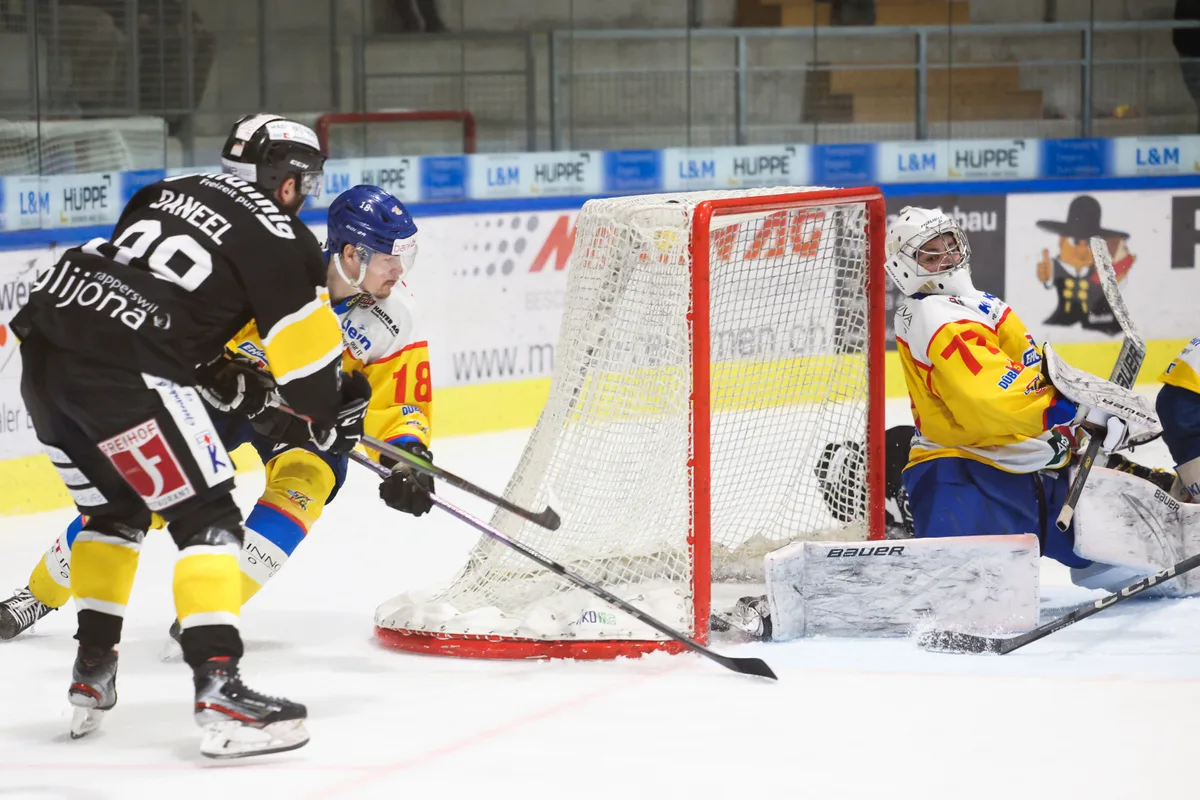 Die Entscheidung: Kent Daneel trifft am Schoner von EHCD-Goalie Noah Paixao vorbei zum 3:2. Wetzikon Daneel Kent schiesst das 2:3 mit dem Bubentrickli