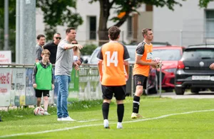 31028567-2 Der scheidende FCD-Trainer Shaip Krasniqi musste miterleben, wie sein Team einen möglichen Sieg aus der Hand gab.
