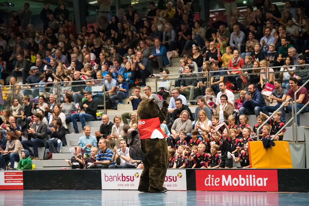 Das knuffige Biber-Maskottchen Bibo sorgt für gute Stimmung. Sportplatz/Sporthalle Buchholz, Uster-Games-Impressionen