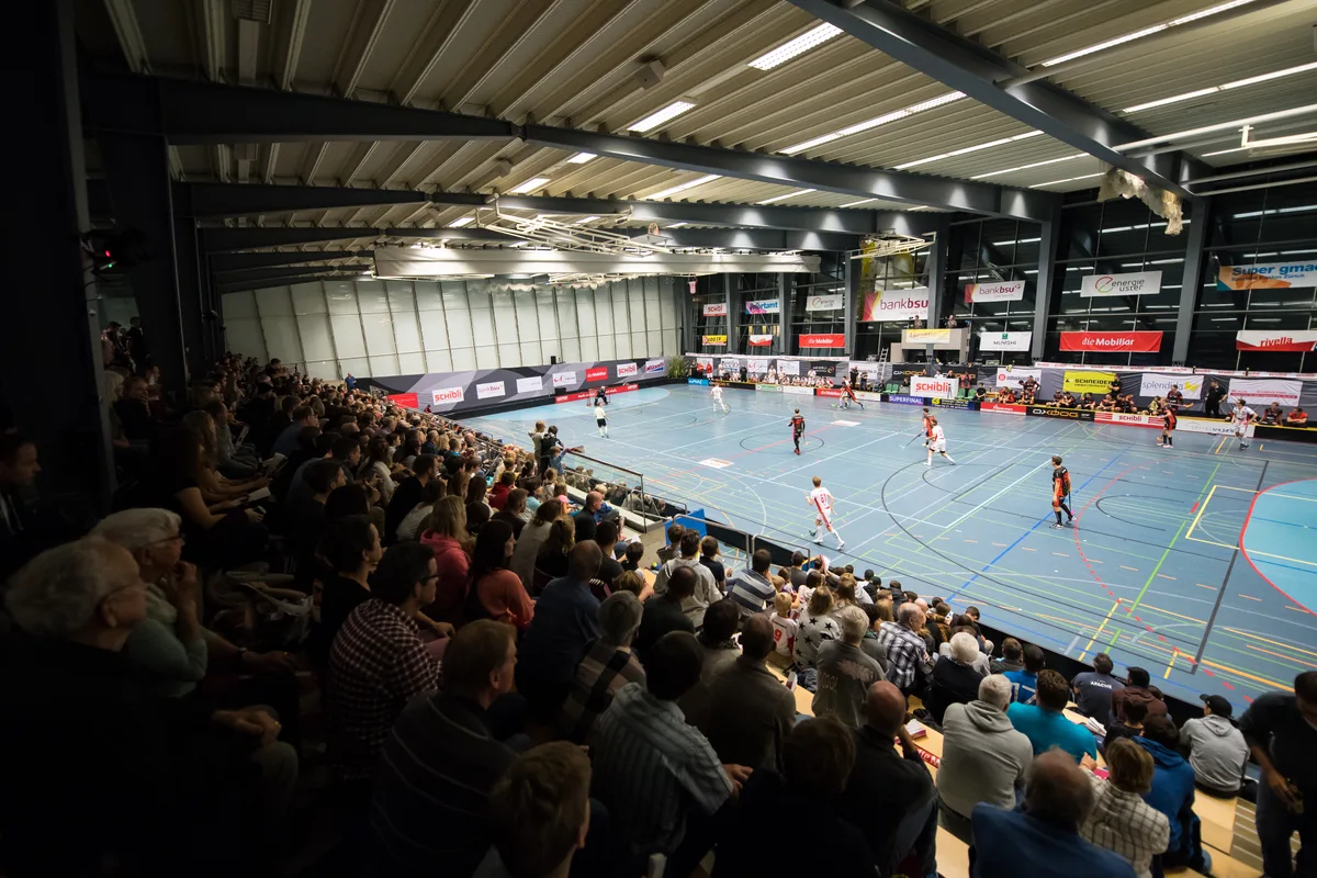 Zuschauer verfolgen gebannt auf der Tribüne in der Sporthalle Buchholz ein Unihockeyspiel. Ab der Saison 2027/28 soll dabei auch ein Videoscreen helfen. Zuschauer verfolgen gebannt auf der Tribüne in der Sporthalle Buchholz ein Unihockeyspiel. Ab der Saison 2027/28 soll dabei auch ein Videoscreen helfen.