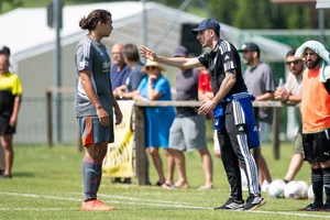 12350223-1 Fussballplatz Zimikerried, Fehraltorf Adrian Nikci gibt Anweisungen an Jeffrey Medina De la Rosa(C)