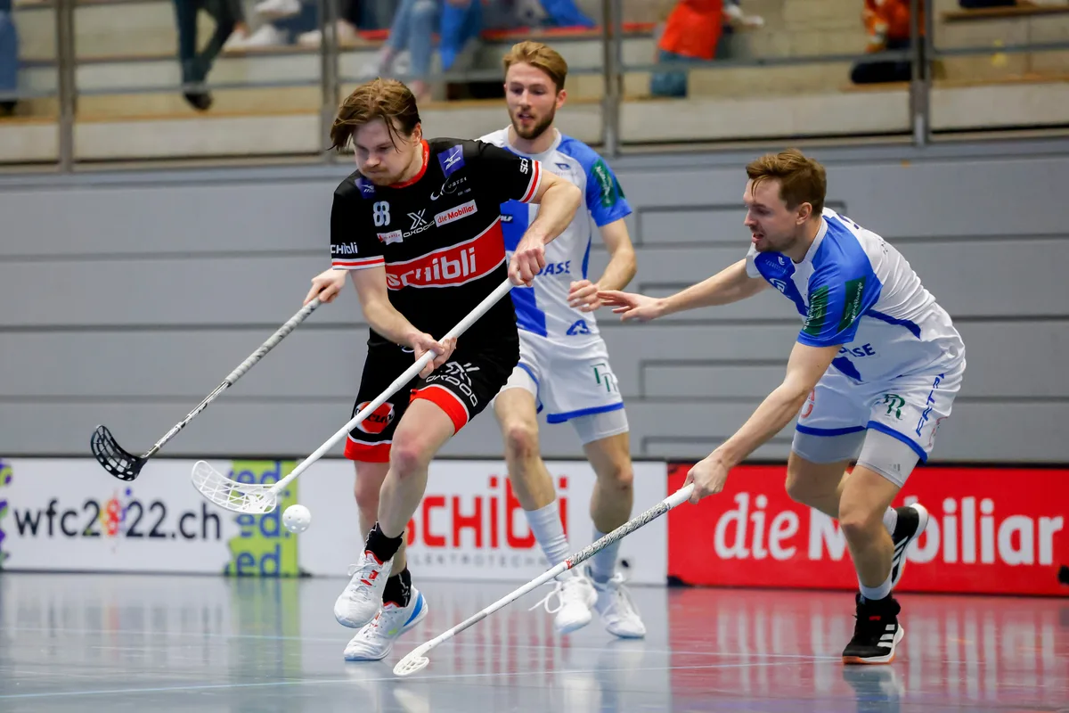 Uster Markus Kulmala gegen GC Claudio Laely, rechts.
