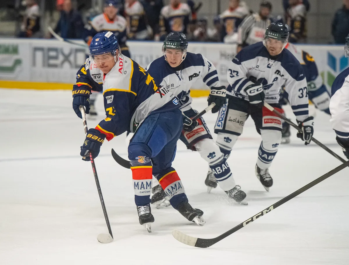 14003750-2 Devin Muller (links) sorgte in Winterthur mit einem verwerteten Penalty für die Vorentscheidung für Dübendorf. (Archiv)