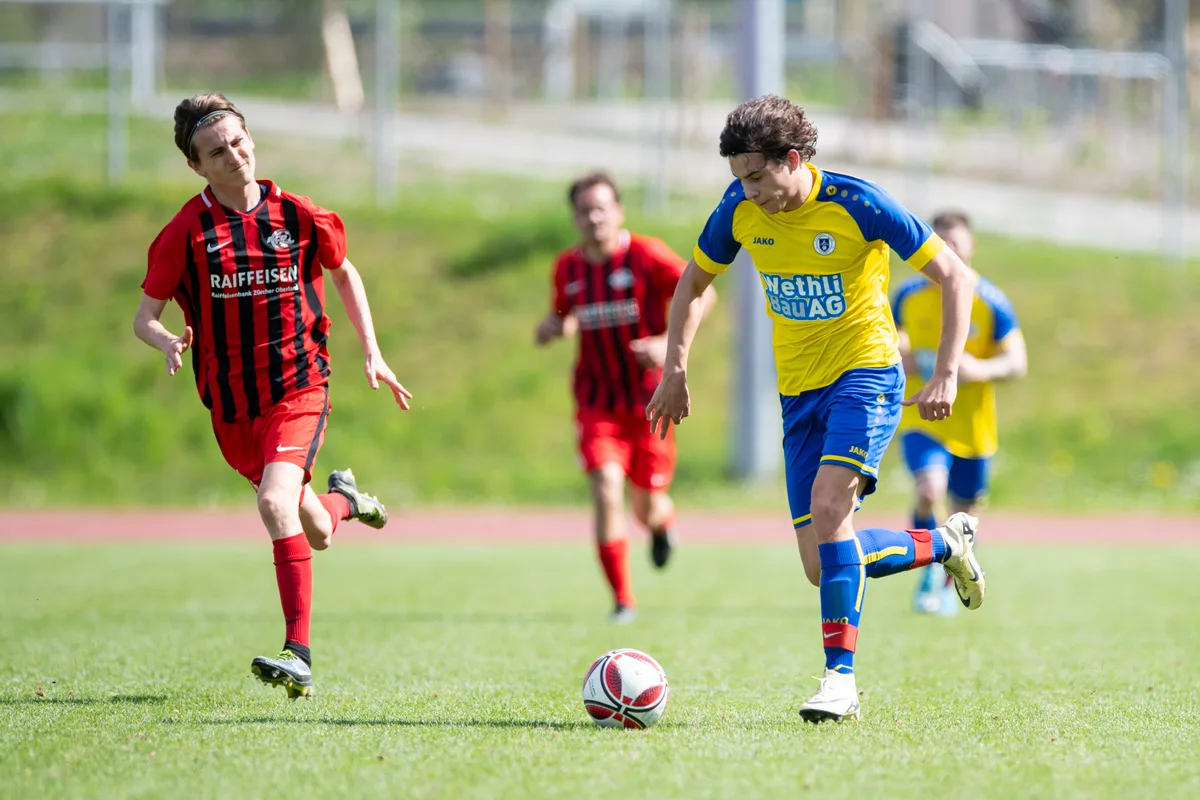Sprotplatz Huessenbuehl, Hinwil Philipp Jaussi gegen Pfaeffikon Luca Bürge