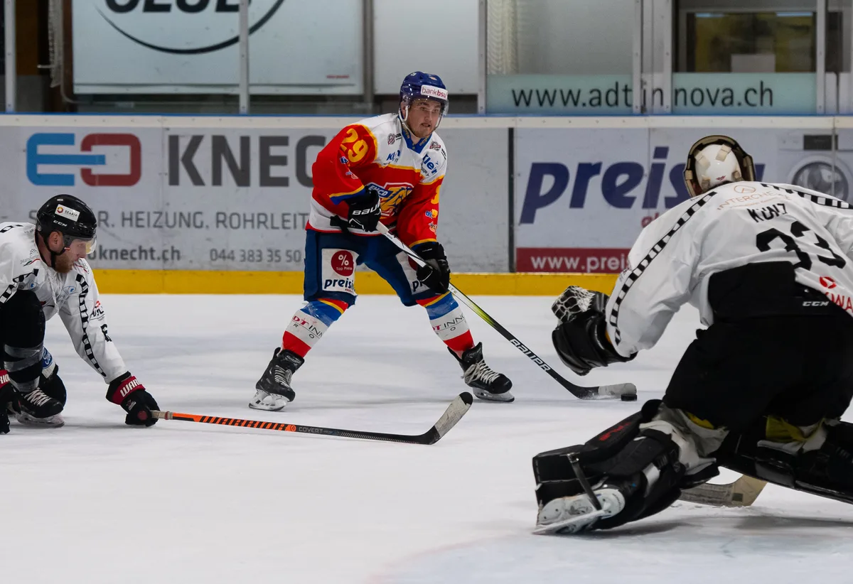 Eishalle im Chreis, Dübendorf Schläppi Lukas gegen Reinach Kunz Andrin Eishalle im Chreis, Dübendorf Schläppi Lukas gegen Reinach Kunz Andrin