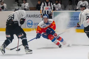Eishalle im Chreis, Dübendorf Steiner Sebastian gegen Reinach Bonga-Bonga Glody Eishalle im Chreis, Dübendorf Steiner Sebastian gegen Reinach Bonga-Bonga Glody