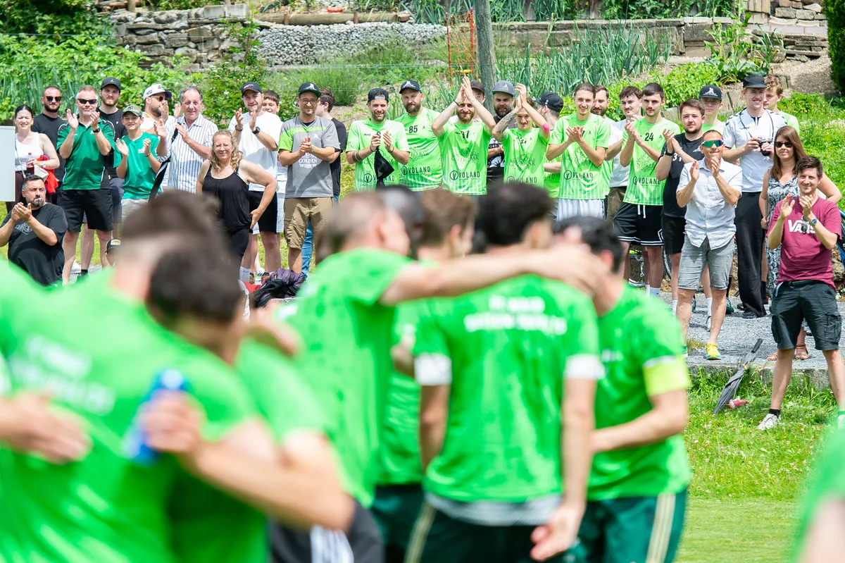 Die zahlreichen Walder Fans freuen sich auf dem Sportplatz Laupenstrasse über den Aufstieg. Sportplatz Laupenstrasse, Wald im Siegestaumel