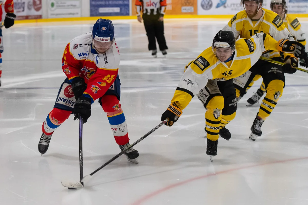 Eishalle im Chreis, Dübendorf Hardmeier Dominik gegen Burgdorf Brotschi Nico Eishalle im Chreis, Dübendorf Hardmeier Dominik gegen Burgdorf Brotschi Nico