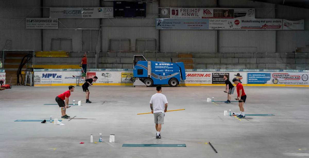Eishockeyspieler trainieren mit Abstand.