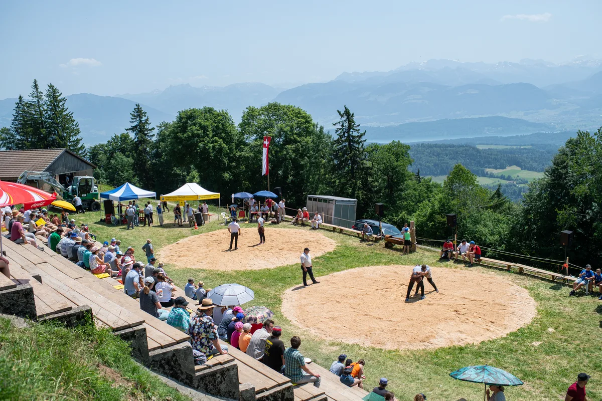 Am Bachtel-Schwinget können die Zuschauerinnen und Zuschauer den Blick auch in die Ferne schweifen lassen. Bachtel-Schwinget.