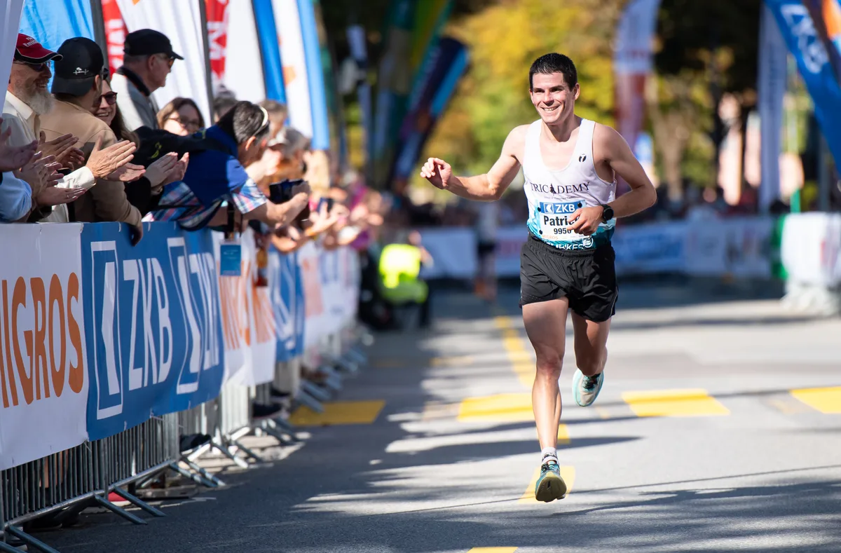 13629371-3 Patrick Benz erreichte die Ziellinie nach 1:12:59 Stunden – 22 Sekunden vor der Wetziker Spitzenläuferin Fabienne Schlumpf.