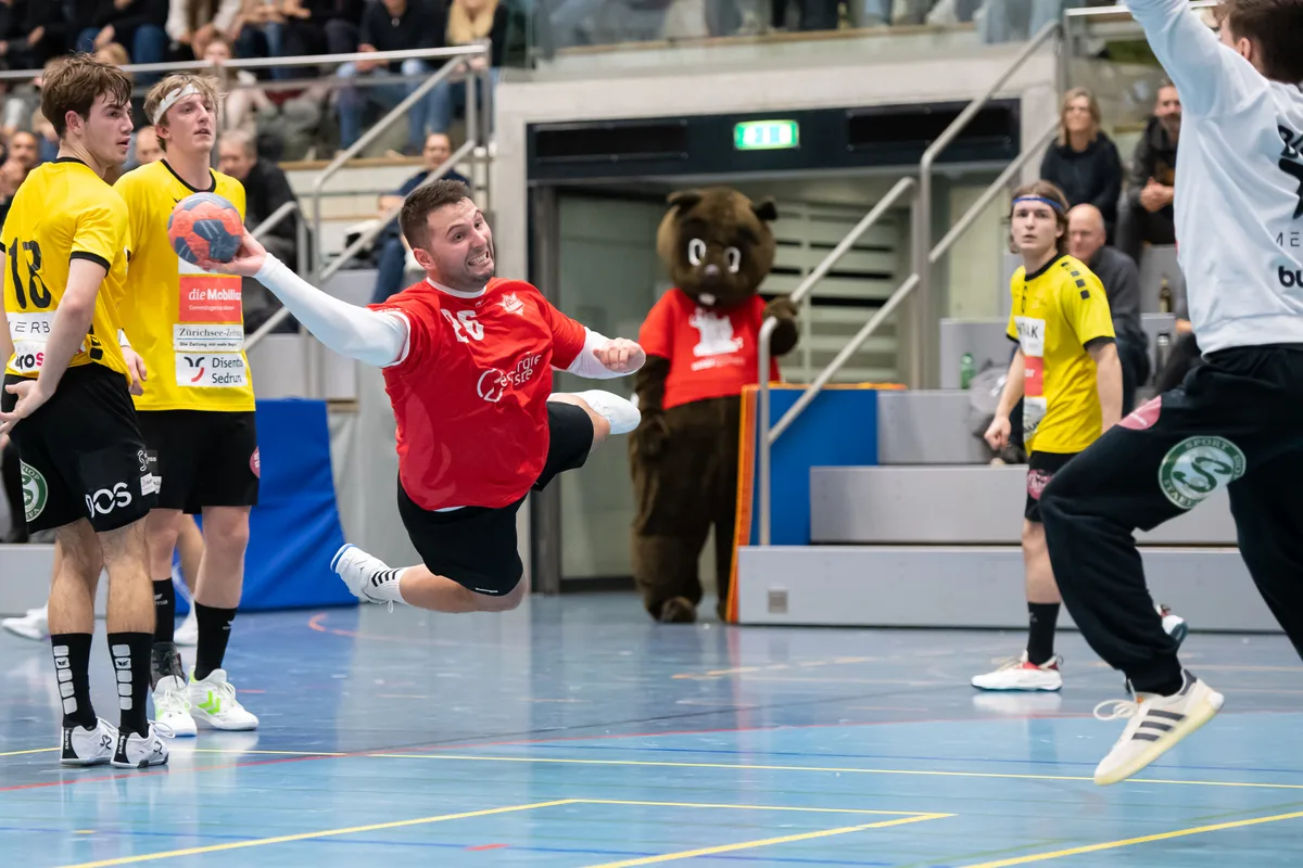 Sporthalle Buchholz, Usters Nils Galys gegen Stäfas Severin Dürr.