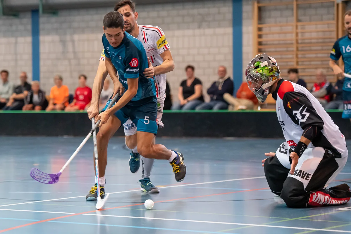 Sportplatz/Sporthalle Dürrbach, Glattal Kenta Ramsauer gegen Pfannenstiel Roman Weber und Goalie Renato Studer