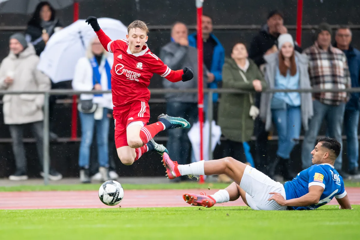 Nur durch ein Foul zu stoppen: Finn Knecht gegen Widnaus Atila Prado. Sportplatz Buchholz, Uster Finn Knecht gegen Widnau Atila Prado (Atila Araujo Prado)