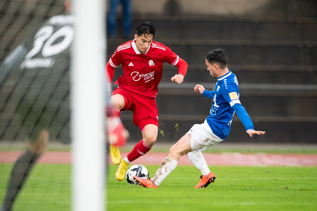 Hat den FC Uster verlassen: Altin Ramabaja (l.) gegen den Widnauer Noah Massari. Sportplatz Buchholz, Uster Altin Ramabaja gegen Widnau Noah Massari