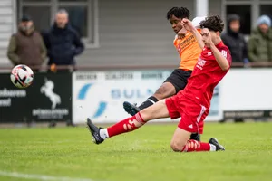 24430456-4 Sportplatz Zelgli, Dübendorf Cadima Mukasa Lusiola gegen Uster Yari Maccarrone