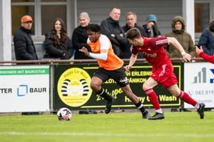 24337142-33 Sportplatz Zelgli, Dübendorf Cadima Mukasa Lusiola gegen Uster