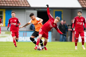 23951837-2 Sportplatz Zelgli, Dübendorf Mathias Nicolas Rodriguez gegen Uster Finn Knecht