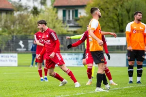 23984652-4 Sportplatz Zelgli, Uster Owen Lewis Siegesjubel beim 2:0