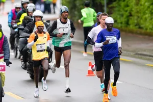 24081053-13 Zürich Marathon, Simon Tesfay, 5, mit Mütze